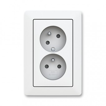 zásuvka dvojnásobná, s clonkami, s natočenou dutinou; Zoni, matná bílá 5513T-C02357 240***